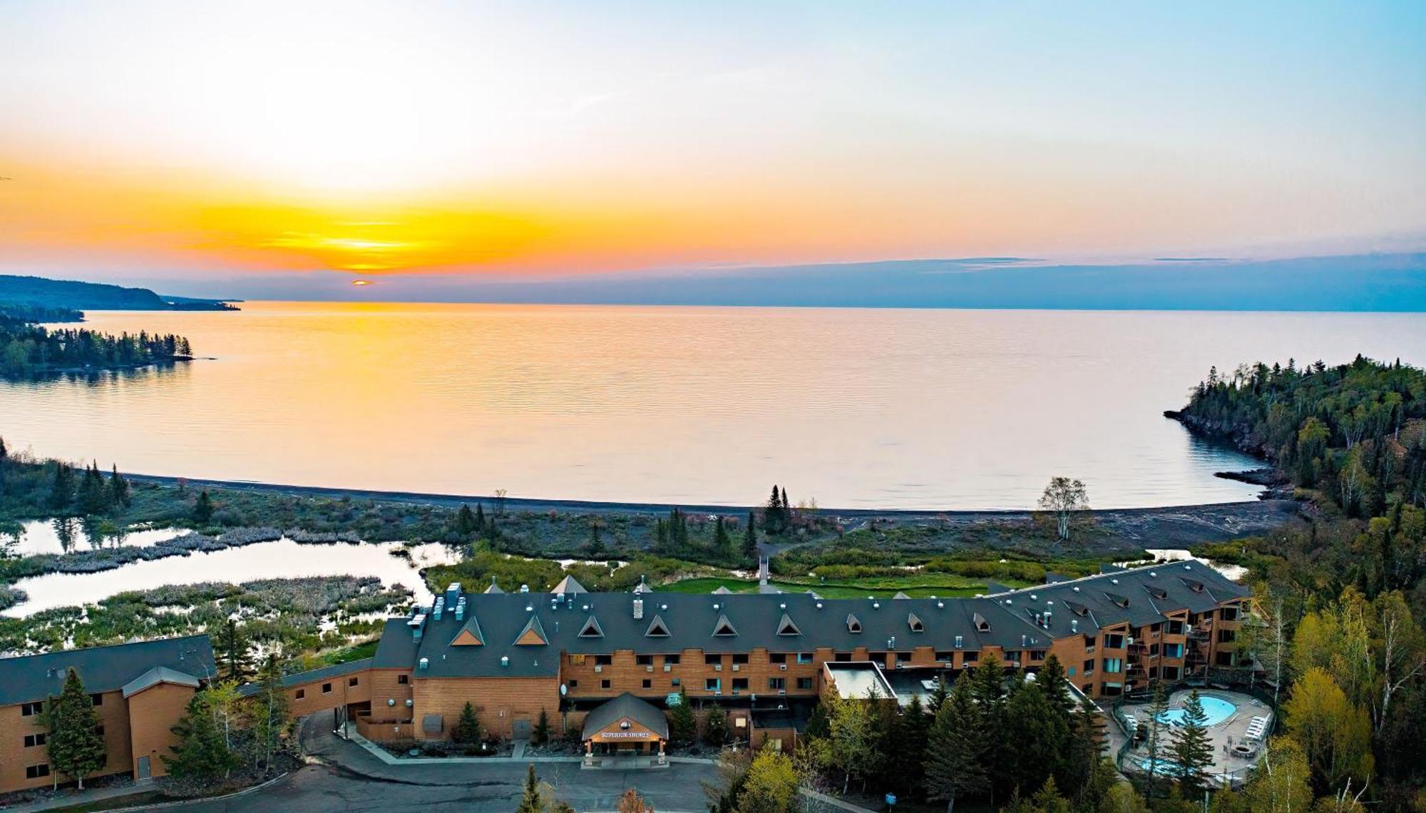 Superior Shores Resort Ту Харбърс Екстериор снимка