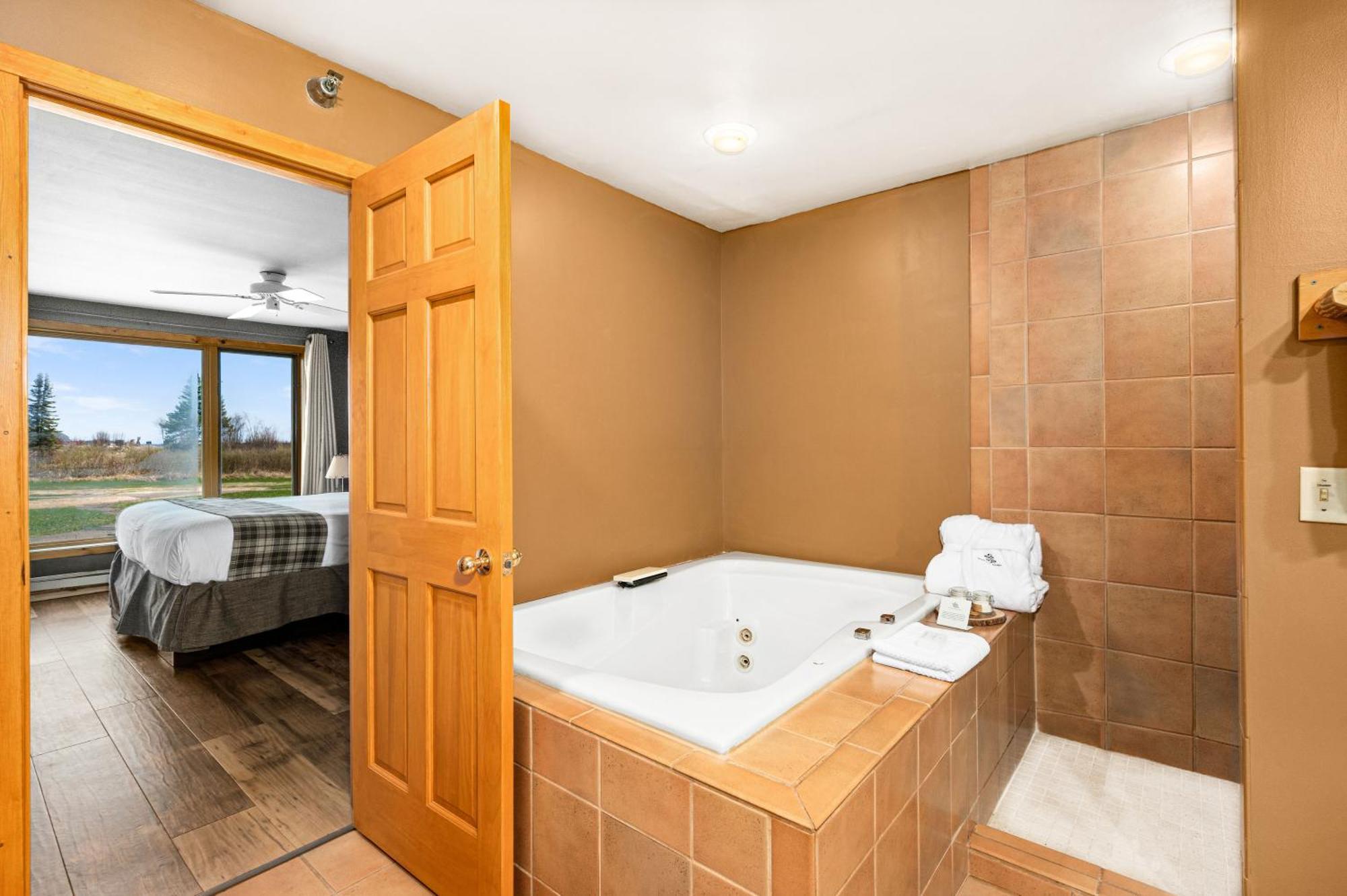 Superior Shores Resort Ту Харбърс Екстериор снимка